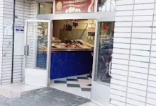 Entrada abierta y fachada con letrero del Mercadillo de Coleccionismo de Vitoria.