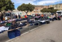 Mercadillo de Antigüedades de Adra con puestos al aire libre que exhiben ropa, calzado y objetos de segunda mano