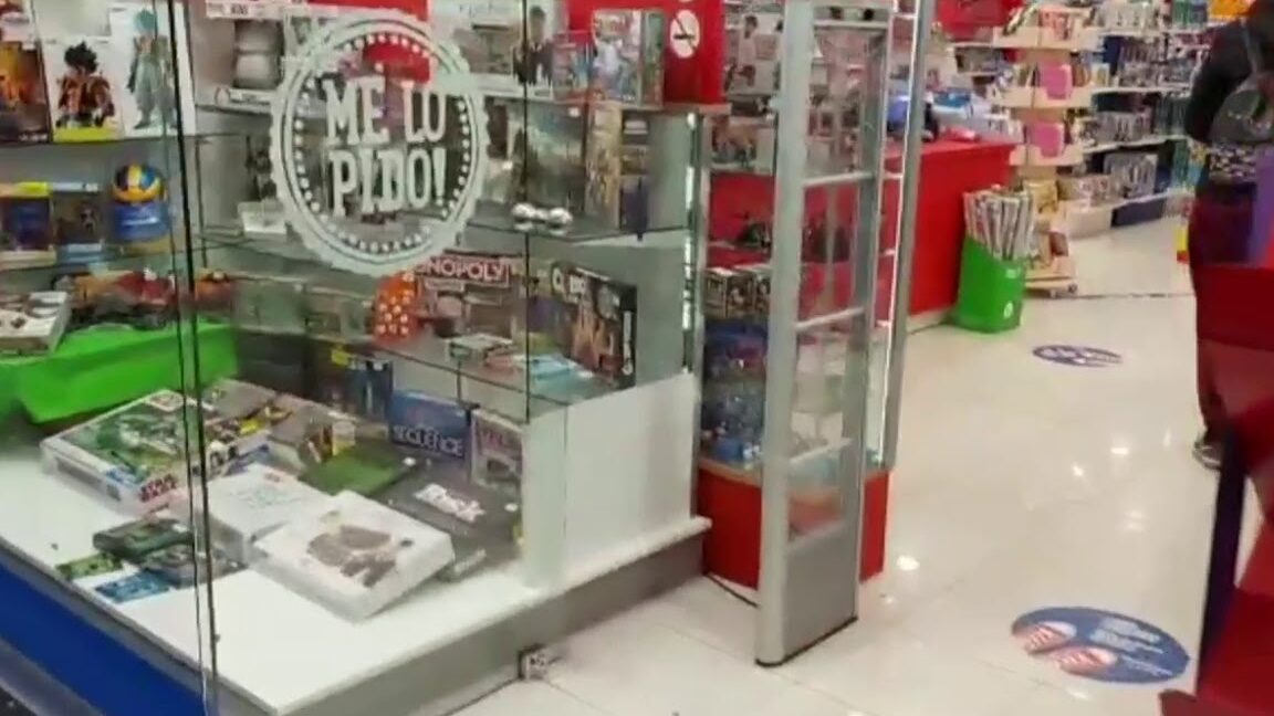 Vitrina con juegos de mesa y regalos en el Mercadillo Navideño de Barberá del Vallés