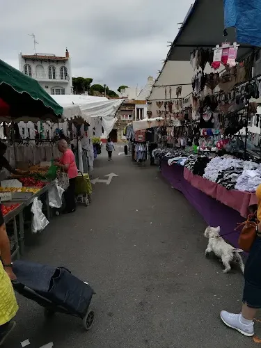 Descubre el mercadillo de Calella. Adornos navideños, figuras de belén, decoración, regalos, juguetes, artesanía, dulces, turrones, etc. Imagen del mercadillo Mercadillo Navideño de Calella en Calella