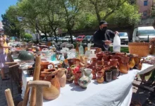 Puesto con cerámica y objetos vintage en el Mercadillo de Antigüedades de Burgos