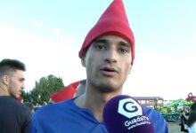 Joven con gorro rojo durante un evento al aire libre en el Mercadillo de Segunda Mano de Cabanillas