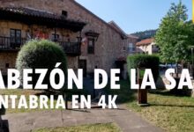 Plaza con fachada de piedra, balcón de madera y jardineras ideal para Mercadillo de Segunda Mano de Cabezón de la Sal