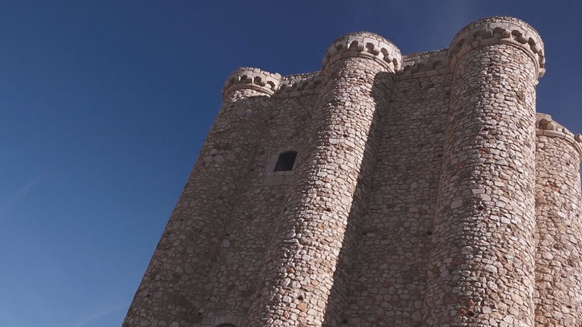 Torre de piedra con muros y almenas del Mercado de Nazaret de Colmenar de Oreja