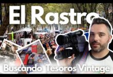 Vista del bullicioso El Rastro de Madrid con puestos, visitantes y objetos vintage.