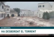 Plaza y calles de Es Mercadal inundadas por la crecida del torrente que afecta la zona de la Feria de Segunda Mano, Antigüedades y Coleccionismo de Es Mercadal.