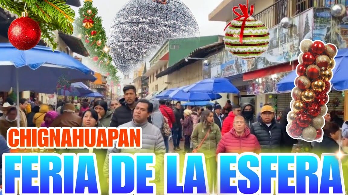 Calle concurrida con puestos, carpas azules y decoraciones navideñas en la Feria de Navidad de Burriana