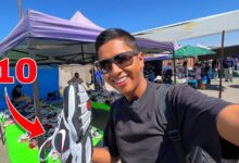 Joven sonriente muestra una zapatilla en un puesto de mercado al aire libre en la Feria de Segunda Mano y Coleccionismo de Denia