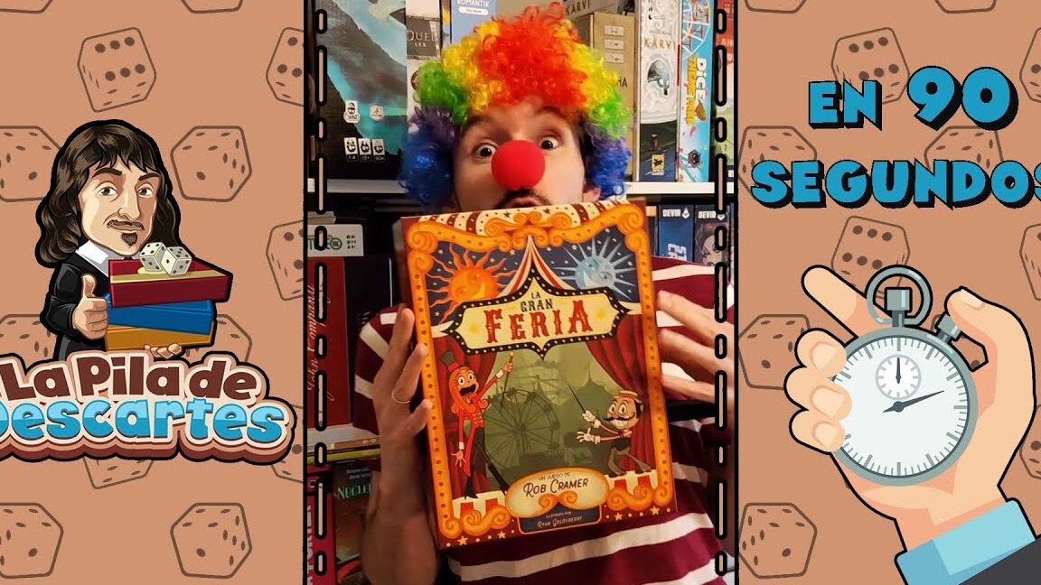 Persona con peluca multicolor y nariz de payaso sosteniendo una caja ilustrada, ideal para Gran Feria Sabor a Málaga