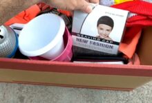 Caja con objetos variados y accesorios en el Mercadillo de Antigüedades de Sajazarra.