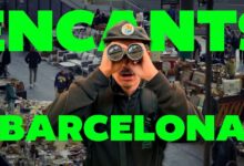 Visitante con prismáticos entre puestos del Mercadillo dels Encants en un mercado cubierto de Barcelona.