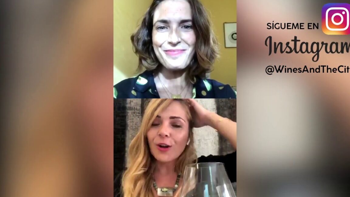 Dos presentadoras en videollamada con copa de vino promocionando el Mercadillo Ecológico de Verges