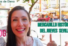 Persona sonriente en primer plano frente al Mercadillo de los Jueves de Sevilla con puestos y toldos al fondo