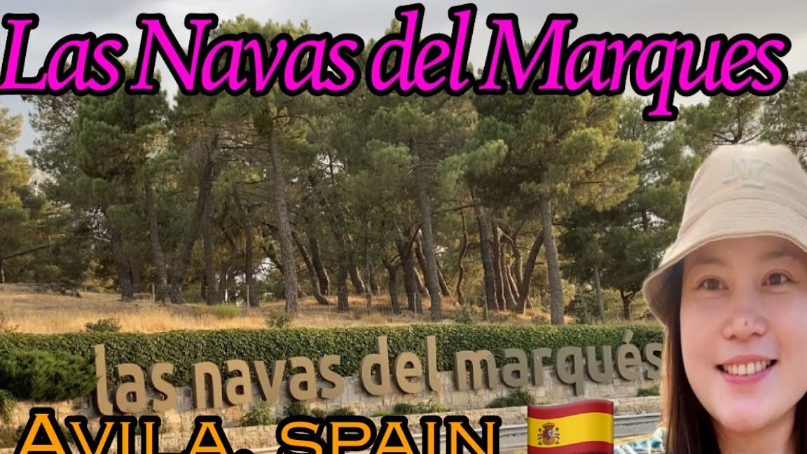 Cartel de entrada a Las Navas del Marqués con pinar y visitante sonriente, Mercadillo Navideño de Las Navas del Marqués