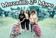 Tres mujeres con carros de compra en el Mercadillo de Segunda Mano y Antigüedades de Cehegín entre puestos y furgonetas
