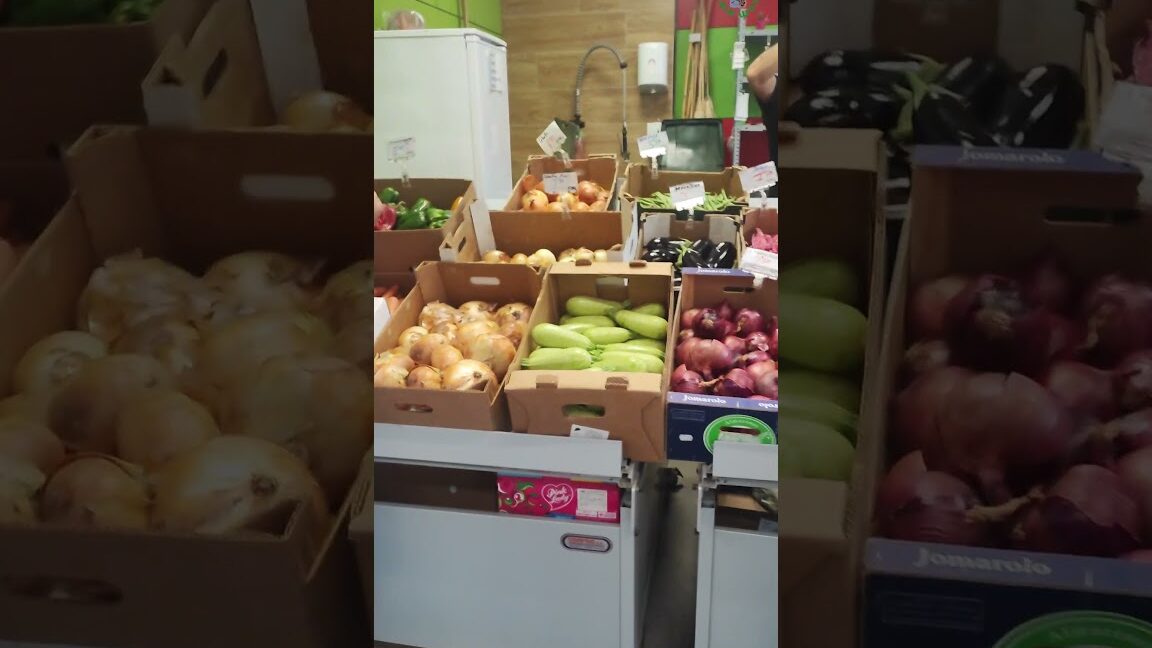 Cajas de hortalizas frescas en el Mercado Agrícola de Tejeda.