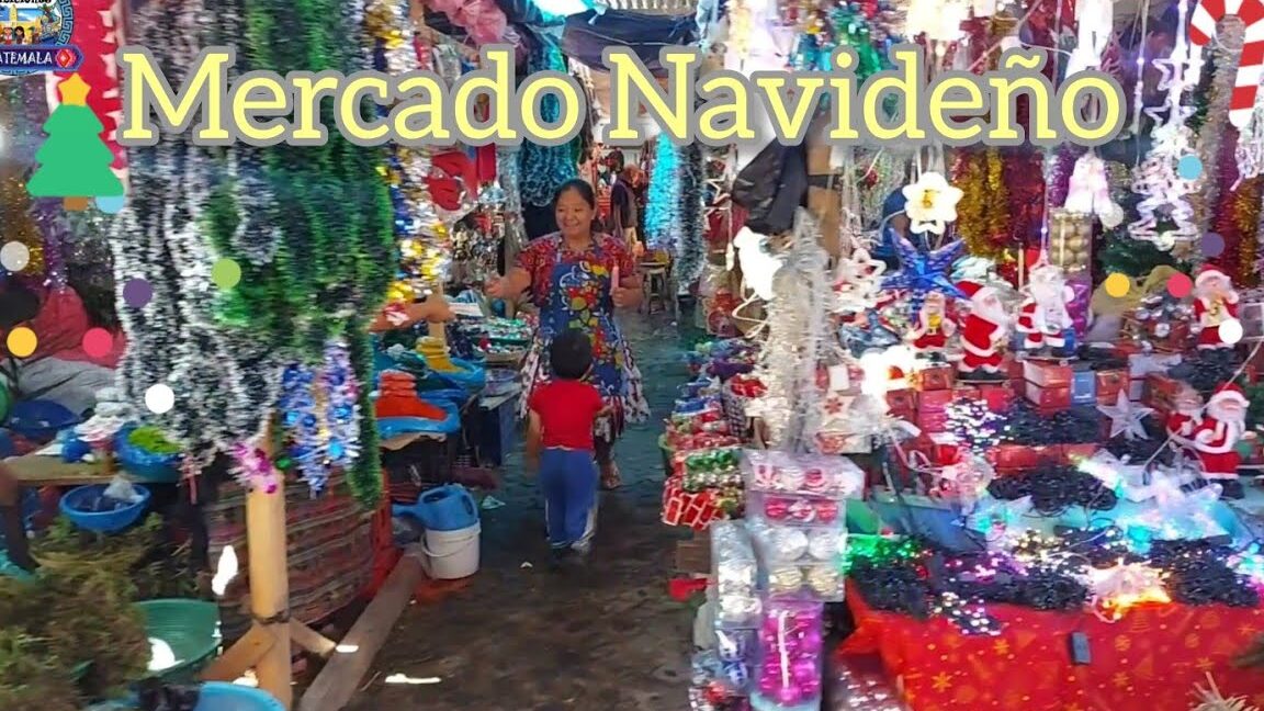 Puestos llenos de guirnaldas, adornos y luces en el Mercado Navideño de Peñíscola