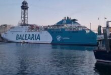Barco ferry Baleària atracado junto al muelle durante la Feria de Brocantes de Moll de les Drassanes.