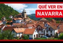 Mercadillo de las Buenas Pulgas en un pintoresco pueblo navarro con tejados rojos y iglesia
