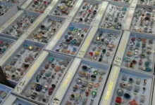 Mostrador con bandejas repletas de anillos, sortijas y bisutería en el Mercadillo de Antigüedades de Tudela.