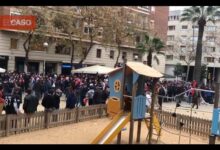 Multitud en la Feria de Brocantes de Plaça de Sarrià junto a parque infantil.