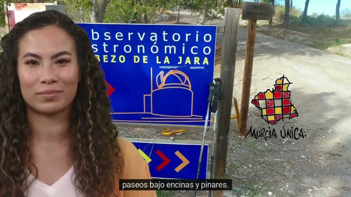 Promoción del Mercado de Navidad de Puerto Lumbreras frente al observatorio astronómico con senderos de encinas y pinares