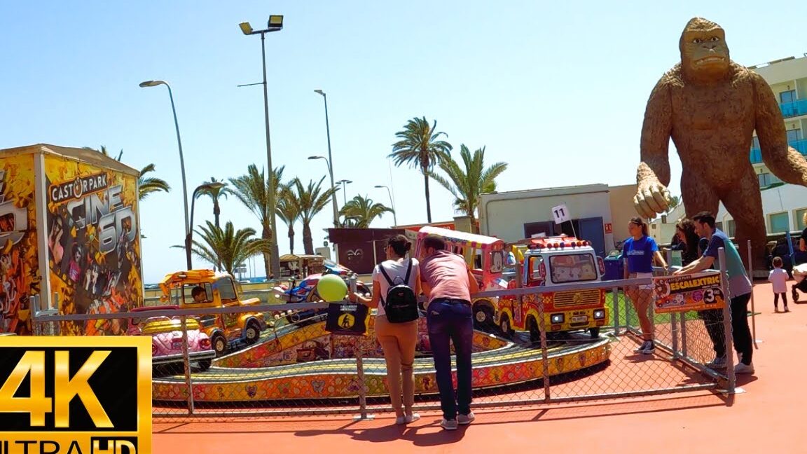 Atracciones infantiles y gran figura de gorila en el Mercado Navideño de Roquetas de Mar junto al paseo marítimo