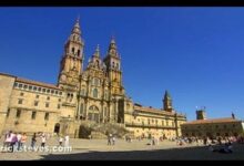 Plaza amplia con la imponente catedral de piedra y torres bajo un cielo azul, escenario apto para el Mercadillo de Antigüedades de Santiago.