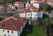 Vista aérea del Mercado Mensual de Soto de Luiña junto a la iglesia y tejados de teja roja