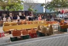 Puestos con cestas de mimbre y sombreros en el Mercat de la Terra de Oliva